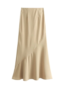 Détail de la jupe longue en satin champagne à taille haute avec coutures diagonales