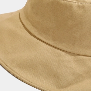 Gros plan du chapeau bob kaki montrant les coutures détaillées et la texture du tissu