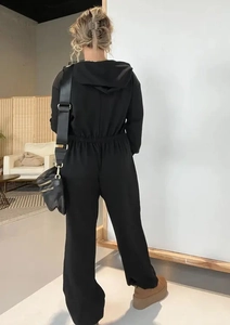 Rückansicht eines schwarzen Damen-Kapuzen-Overalls mit elastischer Taille und Ärmeln