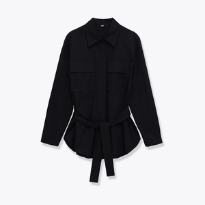 Giacca camicia nera da donna stile utility con cintura in vita e tasche frontali