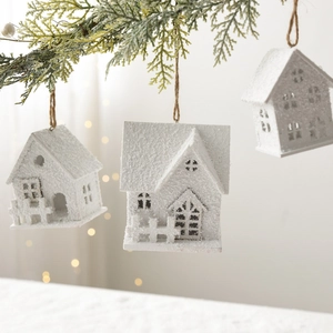 Trois ornements de maison de Noël en bois blanc avec neige suspendus aux branches