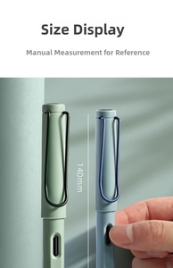 Vue détaillée de stylos-plumes vert menthe et bleus avec clips métalliques en U et fenêtres d'encre