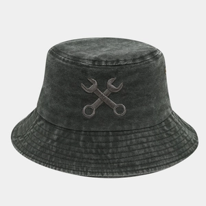 Détail de la broderie de clé plate sur le bob en jean délavé pour mécanicien