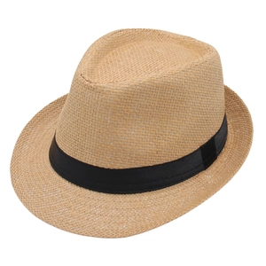 Moderner Trilby Strohhut Panama-Stil mit schwarzem Band auf weißem Hintergrund