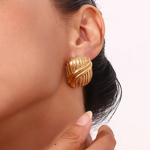 Orecchini a croissant in acciaio inossidabile placcato oro 18k indossati da modella