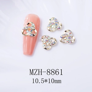 Vue détaillée de bijoux d'ongles trèfle doré avec strass irisés et taille 10,5 mm
