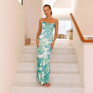Vue détaillée du motif floral vert et bleu sur cette robe longue d'été moulante à bretelles