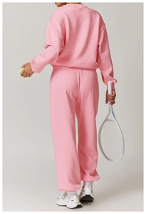 Vue arrière d'un ensemble sweat rose à manches longues et pantalon de jogging assorti
