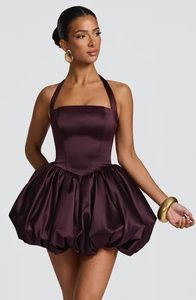 Détail de la robe licou en satin violet foncé avec ourlet bouffant volumineux et fini brillant