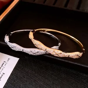 Bracelet croisé ovale plaqué or 18K avec motif matelassé et oxydes de zirconium