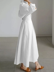 Robe cardigan blanche élégante à manches longues avec une coupe ample et une silhouette longue