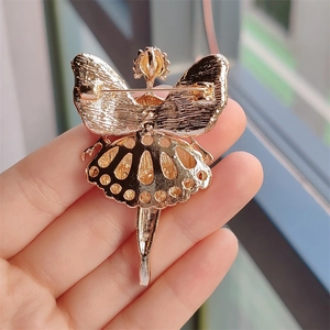 Eleganter Gold-Ballerina-Brosche mit aufwendig ausgehöhlter Rückseite und Sicherheitsnadel
