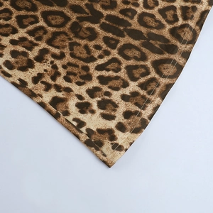 Dettaglio ravvicinato della trama leopardata e della doppia cucitura sull'orlo
