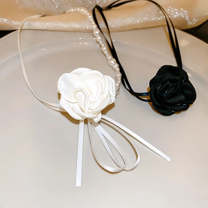 Colliers ras du cou élégants avec fleurs en tissu, perles et rubans noirs et blancs
