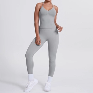 Detail eines grauen Halter-Sport-BHs mit Raffung und passender High-Waist-Leggings