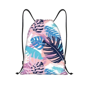 Detalle del estampado de hojas tropicales en mochila de cuerdas de tejido poliéster