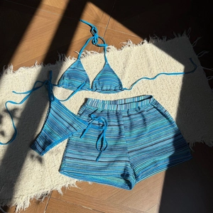 Flachbild-Detailansicht des dreiteiligen Häkel-Bikini-Sets mit blauen Streifen