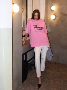Casual pink short-sleeve T-shirt with black text print for women in a relaxed style