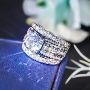 Luxe meerlaagse zilveren ring met een grote ronde solitaire en pavé gezette diamanten