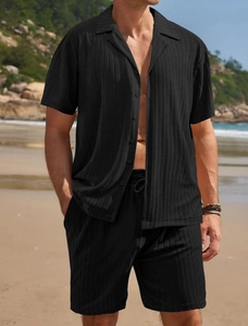 Texture détaillée du tissu en maille côtelée noire sur l'ensemble chemise et short d'été