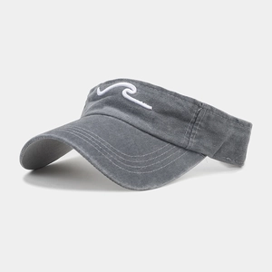 Vista dettagliata di un cappello a visiera grigio lavato con ricamo a onda bianca.