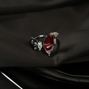 Macro di anello a farfalla argento con smalto rosso e dettagli in cristallo lucido
