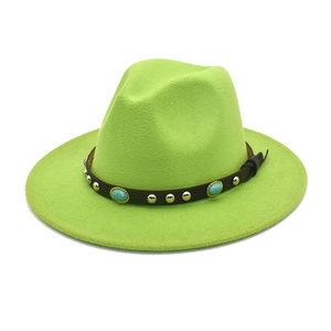 Détail du chapeau fedora en feutre vert avec rivets turquoise sur cuir noir
