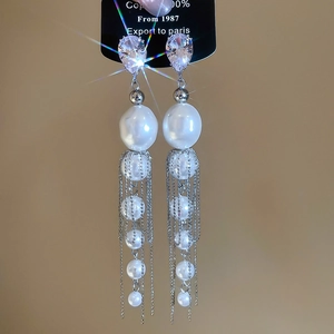 Vue détaillée de boucles d'oreilles élégantes à pampilles en perles et clous en zircon