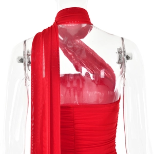 Détail de la robe en maille rouge avec dos nu, design plissé et longs rubans au cou