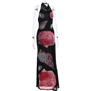 Dettaglio dell'abito nero con scollo all'americana, stampa a conchiglie e inserto in mesh