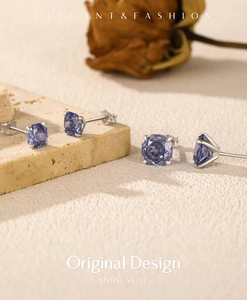 Vista dettagliata degli orecchini a lobo in argento S925 con pietre quadrate color tanzanite