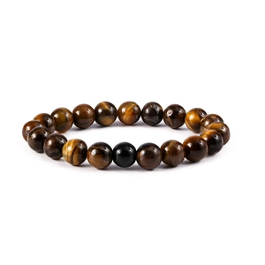 Primer plano de cuentas de ojo de tigre y piedra de ónix negro en pulsera de yoga