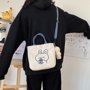 Süße koreanische Canvas Umhängetasche in Creme mit Hasenprint und Plüschanhänger