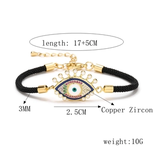 Détail du bracelet œil protecteur ajustable avec pendentif en cuivre et cordon noir