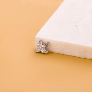 Gros plan d'un pendentif abeille en argent avec des ailes serties de zircons brillants