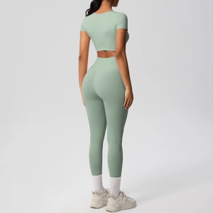 Vue arrière d'un ensemble de fitness vert menthe avec legging taille haute et haut court