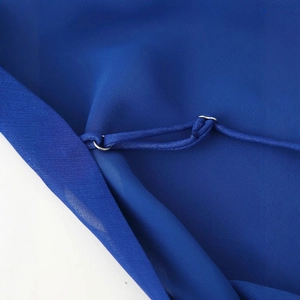 Robe dos nu à pois bleu marine en mousseline avec anneau métallique sur la bretelle