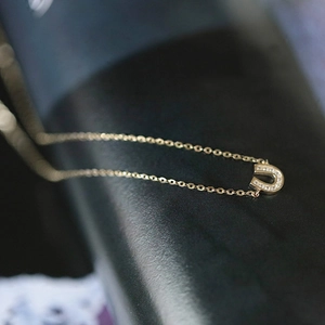 S925 sterling silver horseshoe pendant necklace with small diamonds in 14K gold finish