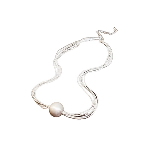 Elegante collana multistrato in argento con pendente di perla centrale e chiusura a moschettone