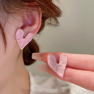 Orecchini a perno minimalisti a forma di cuore rosa con design francese retrò chic
