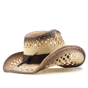 Détail de la paille tressée ajourée et du ruban en cuir sur le chapeau de cowboy