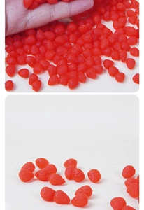 Detailansicht von Mini-Erdbeeren aus PVC für DIY-Handwerk und Miniatur-Deko
