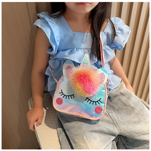 Bambina con borsa pranzo unicorno in PU arcobaleno e tracolla rosa regolabile
