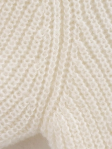 Detaillierte Makroansicht der hochwertigen weißen Strickstruktur und der Nahtverarbeitung