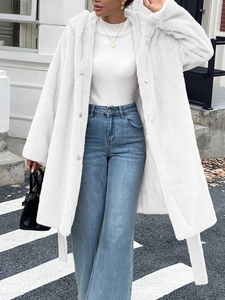 Manteau long élégant en fausse fourrure blanche avec ceinture pour femme style urbain chic