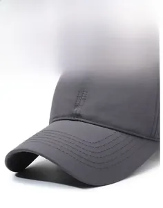 Dettagli delle cuciture rinforzate sulla visiera di un cappello da baseball grigio scuro