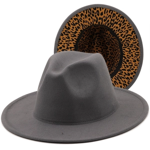 Détail du chapeau fedora en feutre gris à large bord avec doublure motif léopard