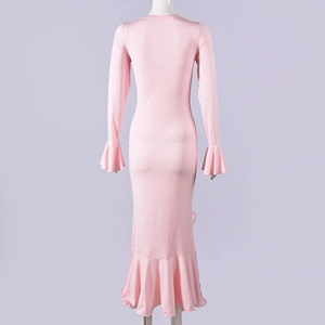 Vue arrière d'une robe rose à manches longues avec poignets à volants et ourlet sirène