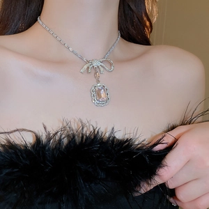 Détail du collier noeud argenté avec un pendentif étincelant en zircon rectangulaire