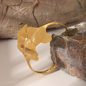 Dettaglio del bracciale ginkgo in acciaio dorato su base di pietra naturale grezza